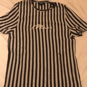 BOHOO man tshirt - Säljer använd men välbevarad BOHOO man tshirt. Randig. Storlek M men mer åt S