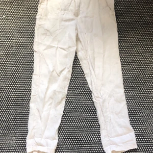 Beige / Vita linnebyxor - Väldigt fina linnebyxor som är i väldigt bra skick. Sällan använd. Anledning till säljning (för små) Passar bra och det är inget fel med dom