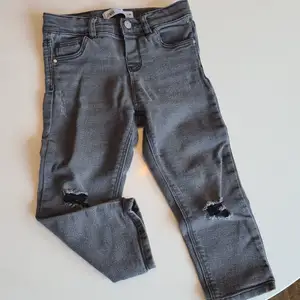Barn jeans i storlek 98 (2-3 år)
