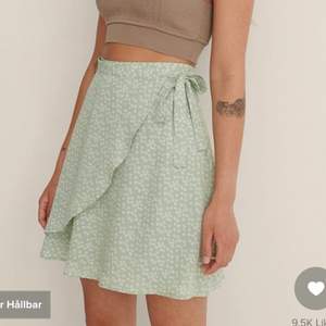Säljer en fin grön kjol till sommaren! Knappt använd köptes förra sommaren! Frakt ingår i priset💗 skriv för fler bilder