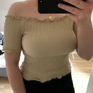 Räfflad offshoulder - Helt oanvänd topp som är stretchig och passar nog större s - mindre xl