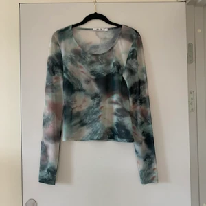 Grön mönstrad meshtopp - Mesh top i grönt mönster. Den är i superfint skick endast använd några gånger. Genomskinlig.