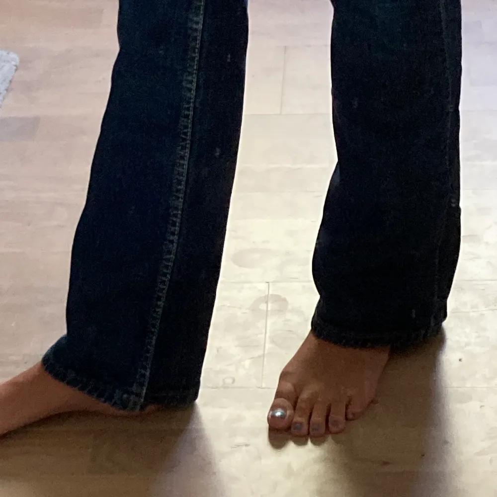 Jeans från Levis. Köpt secondhand. Storlek står inte men  långa på mig som är 180 cm lång. Jeans & Byxor.