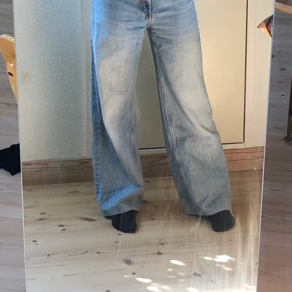 Baggy jeans köpt second hand. Står ingen storlek men passar mig som är XS. Skicka privat för mått!💗 150 kr + frakt 📦 . Jeans & Byxor.