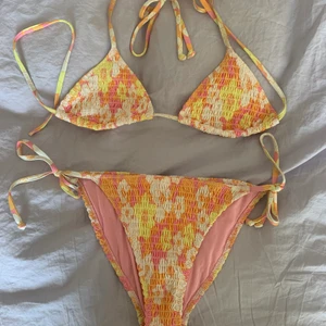 Bikini  - Bikini från H&M. Normalhög midja, går att justera om man vill att den ska sitta högre eller längre ner på höften:) Knyte i sidan.. Passar Small och Medium 