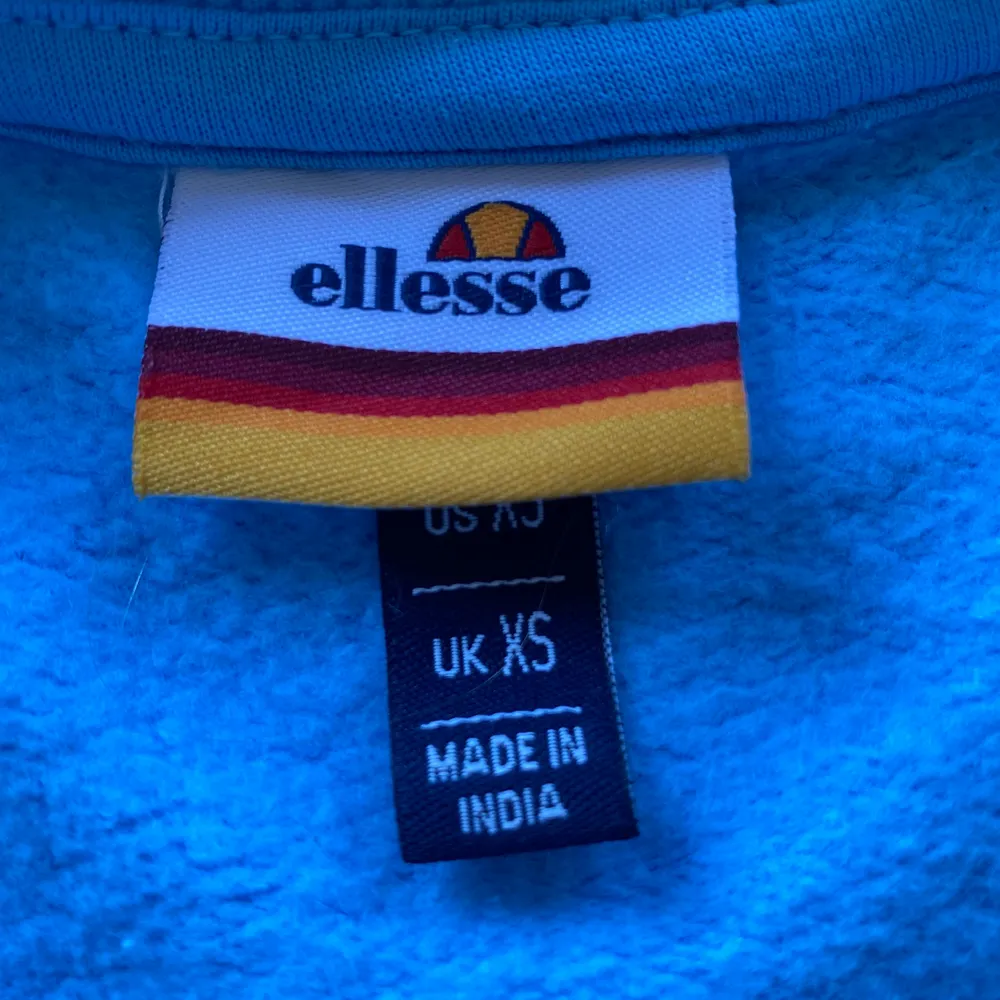 En ljusblå ellesse sweatshirt <3 helt nyskick (använt 1-2 gånger) nypriset är runt 500-600 💙 . Hoodies.