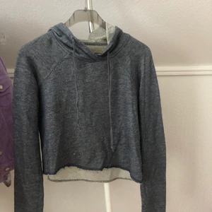 Hoodie  - Tunn hoodie från #hoolister  Använd fåtal gånger i nyskick! Kan fraktas eller mötas upp!