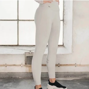 Aim’n tränings tights  - Ljus gråa aim’n träningstights i storlek S, köpte för 600kr. sitter tight i midjan vilket ger en fin passform på kroppen. Säljer pågrund av att dem är för små för mig tyvärr. Använda 3 gånger så dom är i nytt skick fortfarande.  Säljer för 450kr men pris kan diskuteras vid snabb affär. Skriv privat för fler bilder o frågor! Köparen står för frakt 📦💓