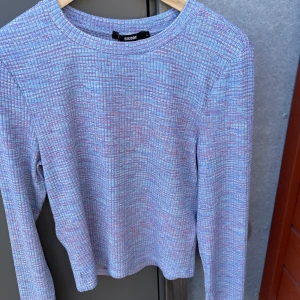 NY superfin top - Helt NY Blå lila crop top från Bik Bok. Passa på….🍭💜🍭💜