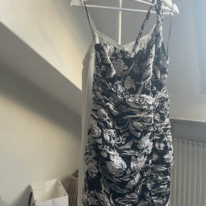 Klänning från Zara - Säljer den finaste klänningen från Zara som inte går att köpa längre. Den har den finaste ryggen med ett band som går snett över. Så najs i sommar!