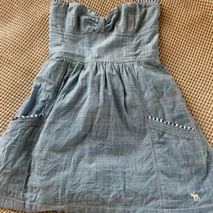 Klänning/topp - Supersöt klänning/topp från abercrombie & Fitch! Den är väldigt kort så den funkar bäst som en lite längre topp! Jag är 160 cm och den är kort på mig! Super fin och passar någon med storlek XS!❤️