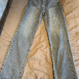 Högmidjade jeans i storlek S - Jeansen är ganska stora i storleken