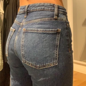 Jeans - Jätte fina mörkblå raka jeans från Cubus, de är mid waist 
