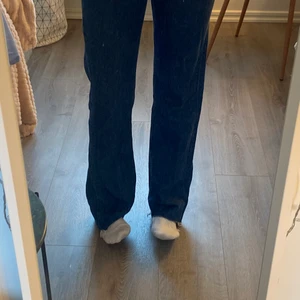 Jeans - Mörkblåa jeans ifrån Zara, superfina. säljer pågrund av att dem tyvär aldrig kom till användning. Aldrig använda och är i super skick.💕