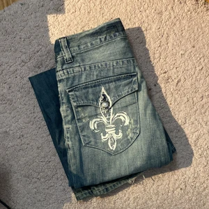 Jeans - Skit snygga jeans, det är egentligen herr jeans men passar om man vill ha lite baggy. Säljer då de e för stora på mig! passar nog nån 160 och uppåt skulle jag säga. märket är Marc Eckō. Skriv om du har några frågor☺️