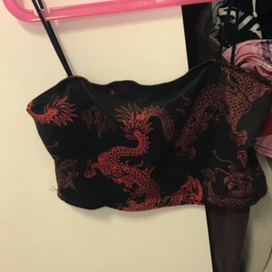 Röd svart linne - Svart röd linne använd några gånger. 