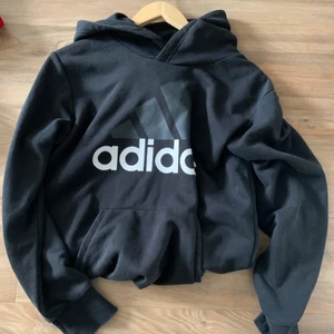 Adidas hoodie - Finns möjlighet att dela på frakten 🚚❤️