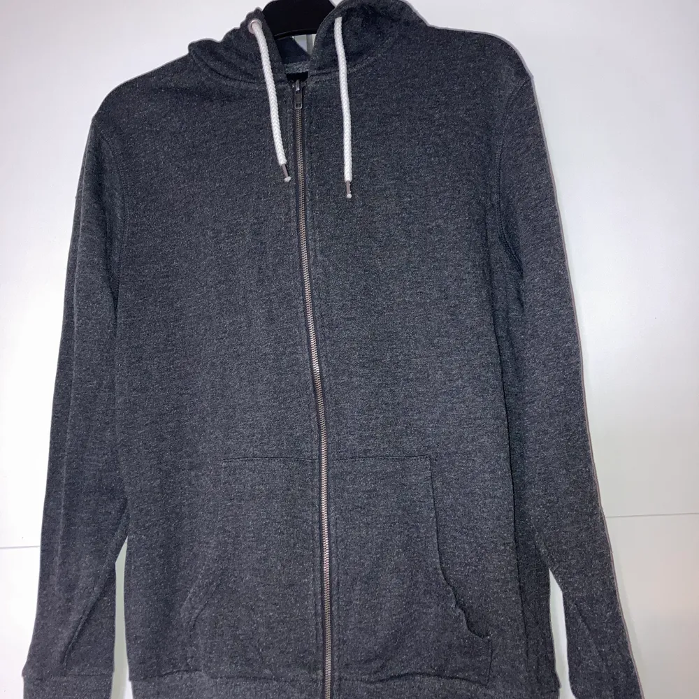 Säljer en basic grå hoodie med dragkedja från lager 157💕 storlek L i herrmodell . Hoodies.