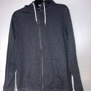 Säljer en basic grå hoodie med dragkedja från lager 157💕 storlek L i herrmodell 