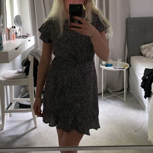 Prickig sommarklänning  - Säljer denna fina och sköna sommarklänningen från Nelly då den aldrig har använts, köptes för 2 år sen så finns inte att få tag i längre🫶🏼🫶🏼 den har stretch i midjan och en volang fram på kjolen, dragkedja i ryggen men pga stretchen i midjan passar den allt från XS-större M💖så snygg till typ converse och en kofta🤌🏼