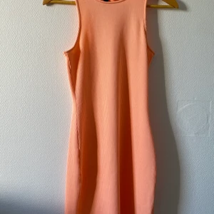 Klänning  - En super fin klänning. Har använt den 1 gång. Den sitter tajt på kroppen. 