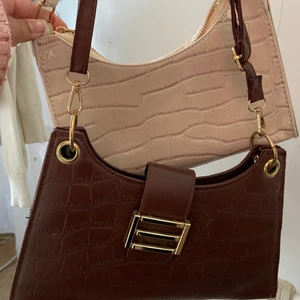 Väskor  - Säljer dessa jätte fina väskor en i brun och beige/rosa. Säljer då det tyvärr inte kommer till användning och är helt oanvända. Är i nyskick, kontakt gärna om du är intresserad 😊💖💖💖