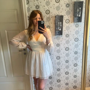 Studentklänning - Säljer min studentklänning som jag köpte till studenten förra året, och som endast används under den dagen. Superfin klänning i fint skick med knytning i midjan. Köparen står för frakten!
