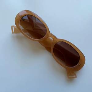 Solglasögon från Stradivarius i fint skick. Färgen är orange/persika skulle jag säga.                                    ☀️PS. Kolla gärna in mina andra annonser då jag säljer många solglasögon just nu!☀️