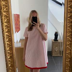 Säljer denna söta röd/rosa klänningen! Köpt i Prag. Stolek S men eftersom den är luftig så passar den fler storlekar! 