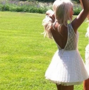 Studentklänning klänning - Populär och fin klänning använd 1 gång och i fint skick! passar en stor S eller en liten M skriv för fler bilder, säljer först till kvarn. Finns att hämta i Segeltorp eller postas mot frakt