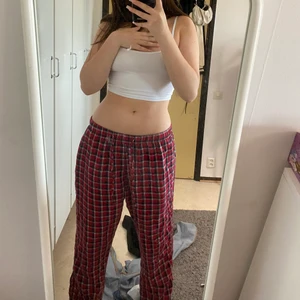 Röda rutiga pjamasbyxor  - Dessa jätte sköna byxor är köpta från hm i storlek XL så dem ska vara extra sköna. Kanske inte passar så mycket till sommaren men dem är väldigt sköna och luftiga. Går att dra åt i midjan! Nästan aldrig använda