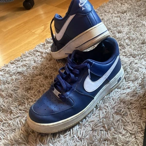 Nike AF 1 blå/vitt - Säljer dessa otroligt sköna skor då dem är för små.  Strl -42,5   Enda felet på dem är att dem är lite slitna i innersidan vid hälen som man ser på bilden men inget man märker av.