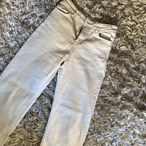 Beige jeans! - Säljer dessa as snygga beige jeans pågrund av att det är för små för mig. Säljer det för 150 kr (men priset kan även diskuteras vid snabb affär).💗