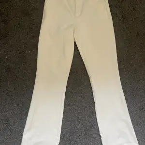 Vita tighta kostymbyxor med en otrolig passform