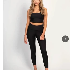 Träningstights med scrunch  - Supersnygga svarta träningstights från sxs med scrunch baktill, gör att man får fina former! Är i ett glansigt material som är supersnyggt men som inte riktigt gör sig rättvisa i kameran, även ganska höga i midjan vilket gör att de är supersköna och inte åker ner. Storlek M men passar även mig som oftast har S. Använda endast 1 gång men säljer då jag har för många och hinner inte använda alla.🖤