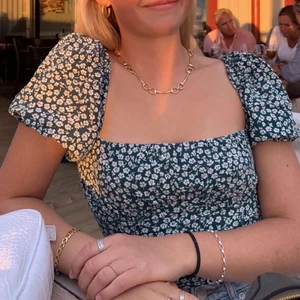 💚Grön blommig topp💚 - En favorittopp som jag säljer då den blivit för liten för mig! Köparen står för frakt💫