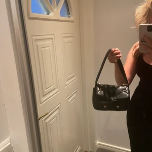 Handväska Zara - Fin väska från Zara med guldiga nitar på. Man kan vika in bandet så att väskan blir kortare. Annars har man väskan så korsad över kroppen. Endast använd 2 gånger så väskan är i mycket bra skick🥰 Säljer den för 200kr+frakt