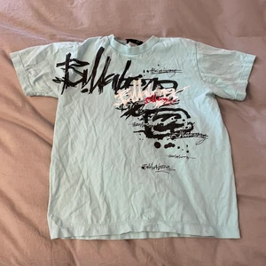 T-shirt - Lite coolare skater-aktig T-shirt. Storlek M men skulle nog säga XS. Har du funderingar är det bara att kontakta mig☺️