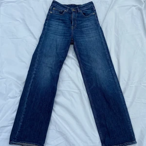 Raka jeans - Jeans med raka ben. Från HM , står ingen storlek i men skulle gissa på 36/38, dem är inte så stela i materialet uatan rätt så stretchiga. Mer bilder kan skickas privat!