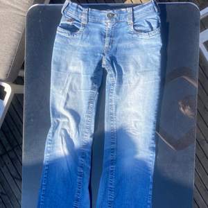 Bootcut jeans köpta sh. Har sytt in de själv så storleken är snarare 30 i midjan än 33 som det står på lappen. Dock lätt att sprätta bort sömmen om man vill att jeansen ska vara lite större!