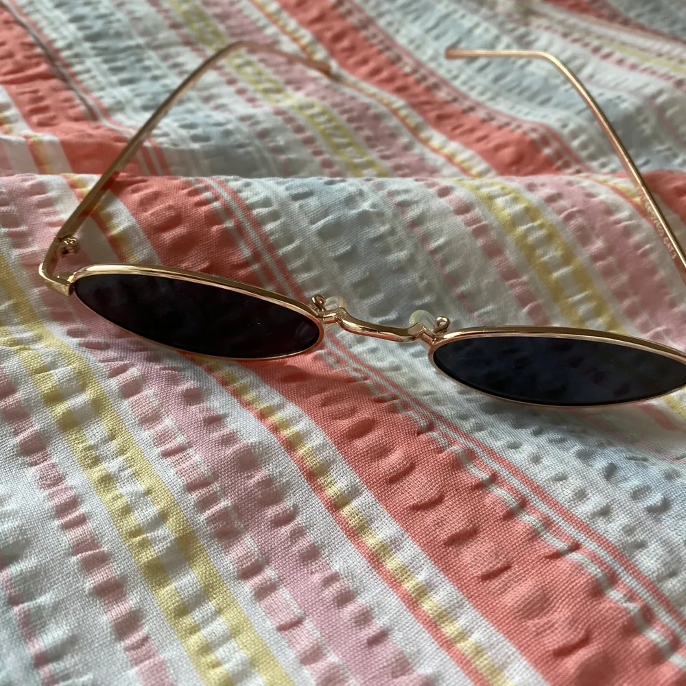Oval solglasögon med guldig ram köpt på en vintage butik. Mycket bra skick. . Accessoarer.