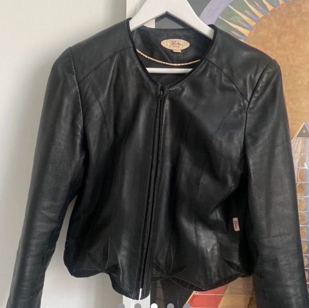 Lord!! Den här skinnjackan. Totalt tappade andan när jag såg den i en vintagebutik. Dyr vid inköp. Cropped och vågigt mönster (?). Biker modell. Fint vintageskick! Skulle gissa på sent 70-tal/80tal men jag stylar med solglasögon för en y2k feel. ✨🎞✨ . Jackor.