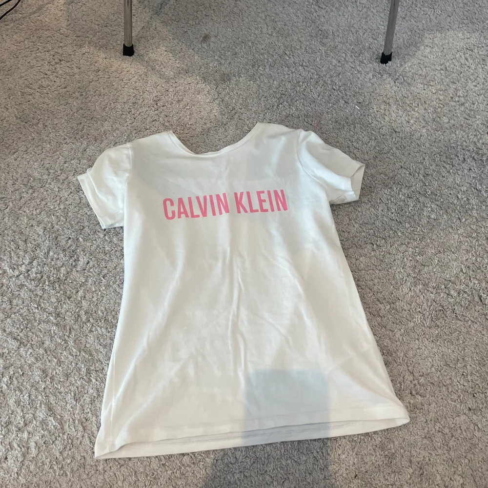 🌟säljer denna superfina vit & rosa Calvin Klein t-shirten köpte den förra sommaren. I storlek 128-140 men passar mig som har storlek 152☀️. T-shirts.