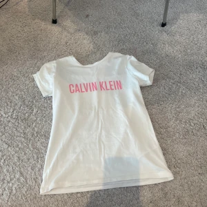 ‼️Calvin Klein t-shirt‼️ - 🌟säljer denna superfina vit & rosa Calvin Klein t-shirten köpte den förra sommaren. I storlek 128-140 men passar mig som har storlek 152☀️