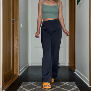 Madlady kostymbyxor - Fiiinaste byxan!!! Har dessa i så många färger, så därför gör jag mig av med en del! Färgen är mörkgrå! Dessa är använda en gång enbart hemma, dvs nyskick!! Storlek 36 l30. V2 Perfect fit suit pants.  Nypris är 599kr, jag säljer för 250kr ❤️