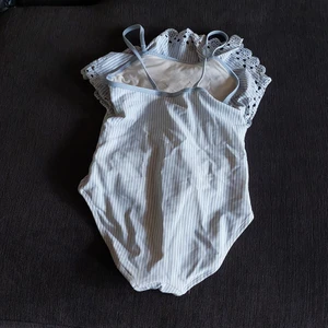 En fin baddräkt som kommer från hm - Denna fantastiska nya baddräkt som aldrig har använts är från hm den finns inte i lager nu och hoppas någon ör intresserad🩱