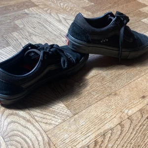 Vans PRO skor med POP CUSHION PRO sula - Vans skor pro med pop cushion sula som gör det skönt att gå i. De är använda men inte mer slitna än vad man ser på bilden (Original pris 700kr plus sula så ungefär 800kr men priset är 300 plus frakt).