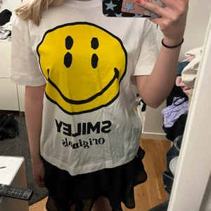 Zara tshirt  - Säljer denna feta tröja från zara, köpt förra våren och aldrig använd och lappen kvar. Lik Ganni tröjorna, jättefin till t.ex en svart volangkjol. Köparen står för frakten💕