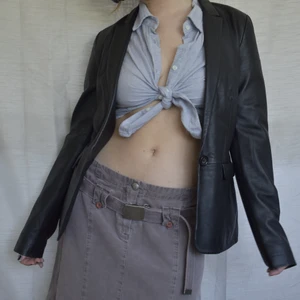 croppad skjorta - britney-core💋fint skick! DM för frågor<3 (kavaj också till salu)