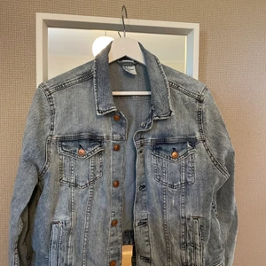 Vintage jeansjacka  - Blå vintage, overs sized jeansjacka som inte kommit till användning, perfekt till sommaren!